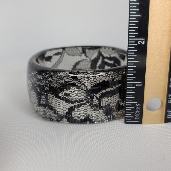 *SOLD* Vintage Lucite Bangle Bracelets Black Golden Brown Lace Wide Width 1980s - Picture 8 of 8